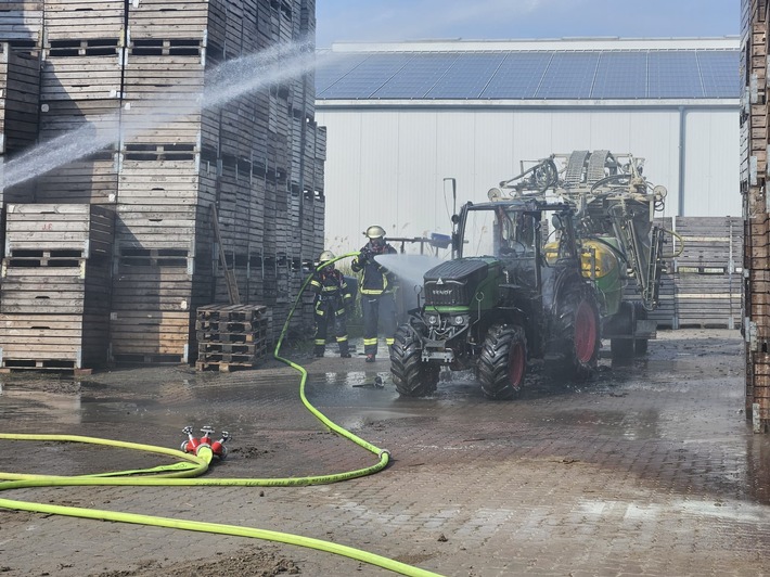 In Estebrügge wurde ein abgestellter Traktor auf einem Obstbaubetrieb gegen 16:10 Uhr aus ungeklärter Ursache in Brand gesetzt. Feuerwehr und Polizei ermitteln.