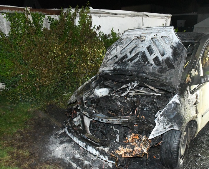Unbekannte setzen Ford C-Max in Bielefeld in Flammen – Zeugen gesucht!