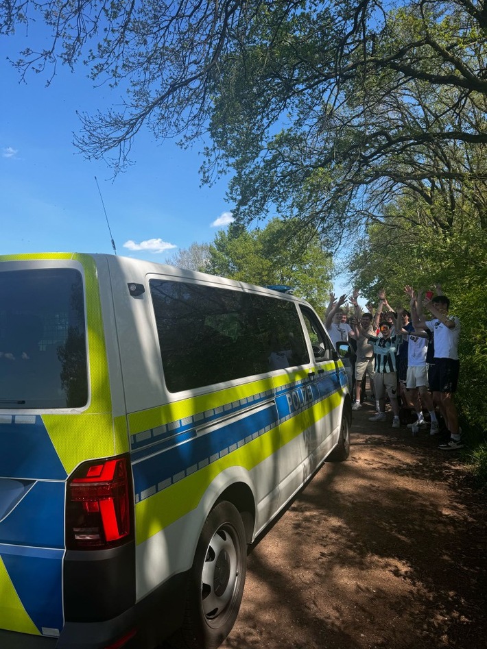 Nach einer friedlichen Maiwanderung am Bullensee kam es zu einer Auseinandersetzung, bei der ein Mann leicht verletzt wurde.