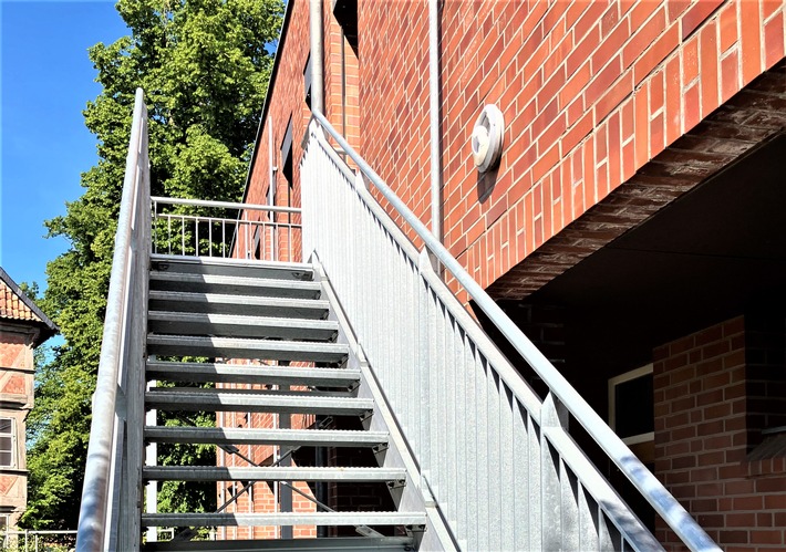 Vandalismus in Bockenem: Nottreppe und Absperrketten zerstört!