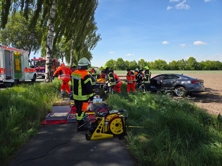 Verkehrschaos bei Kirchwalsede: Feuerwehr rettet Fahrer nach Crash!