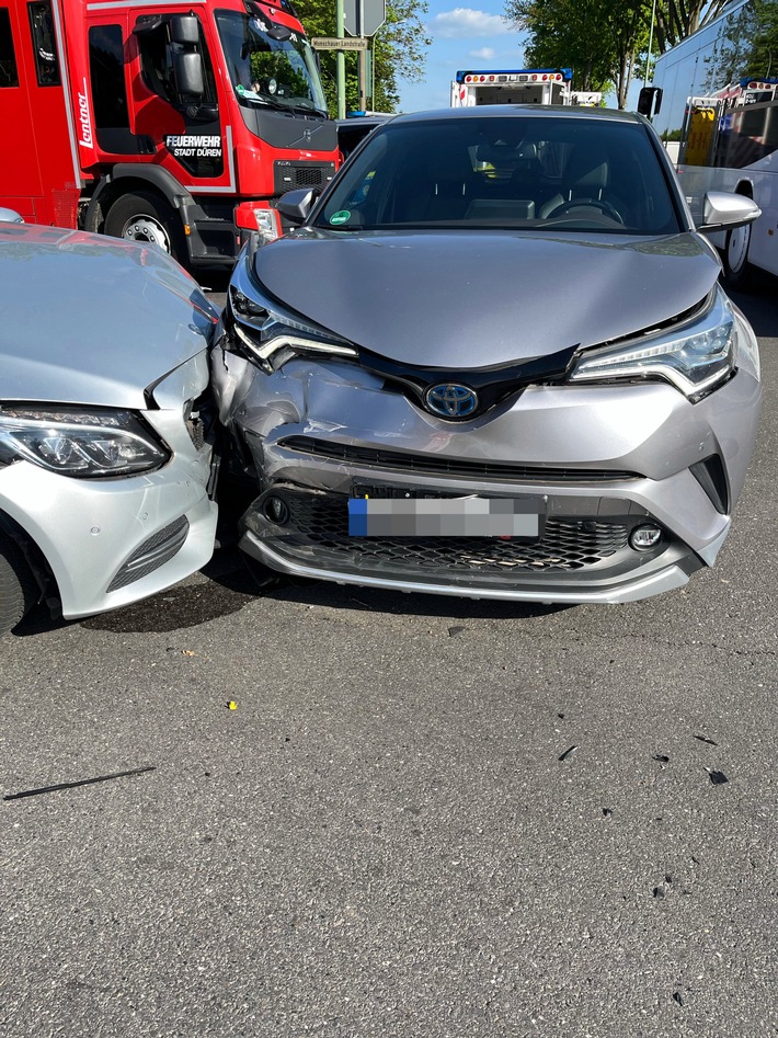 Verkehrschaos in Birgel: Zwei Verletzte nach Unfall an Kreuzung!