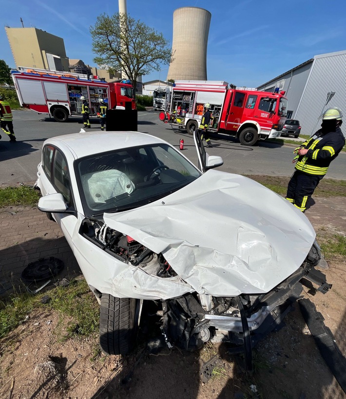 Bei einem Verkehrsunfall in Petershagen-Jössen kollidierten zwei Pkw, wobei ein Fahrzeug gegen einen Verteilerkasten schleuderte.