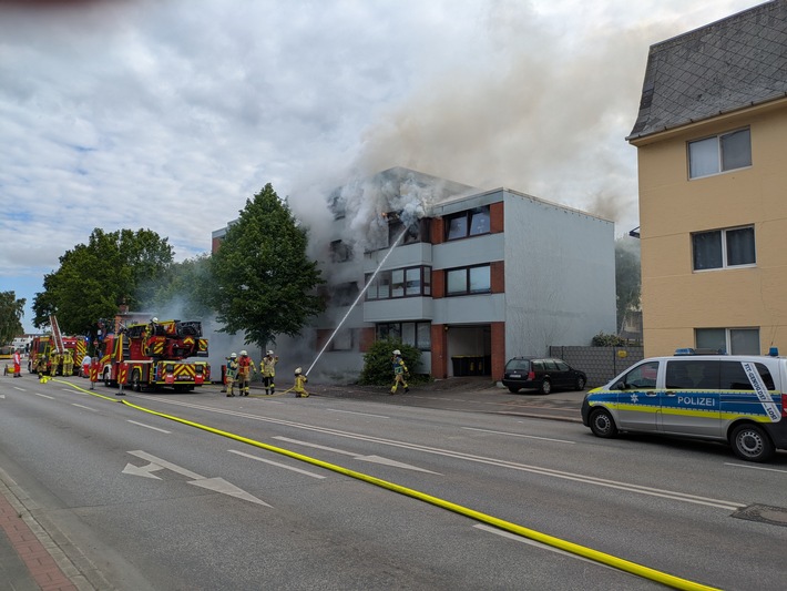 Wohnungsbrand in Bremerhaven: Großeinsatz der Feuerwehr rettet Bewohner