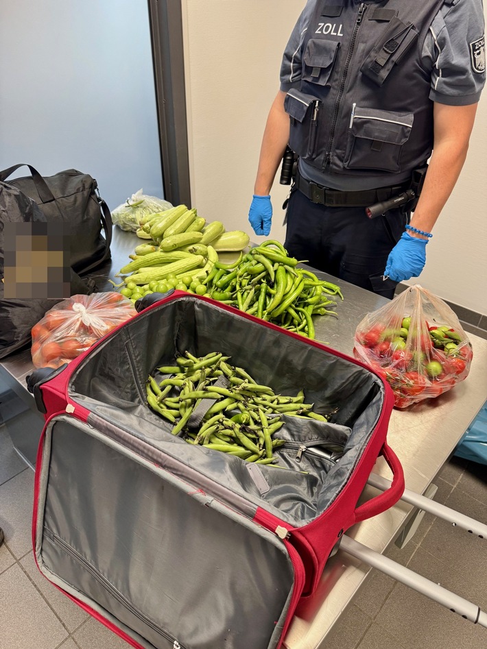 Zoll entdeckt im Gepäck: 19 Kilo verbotene Lebensmittel und Zigaretten!