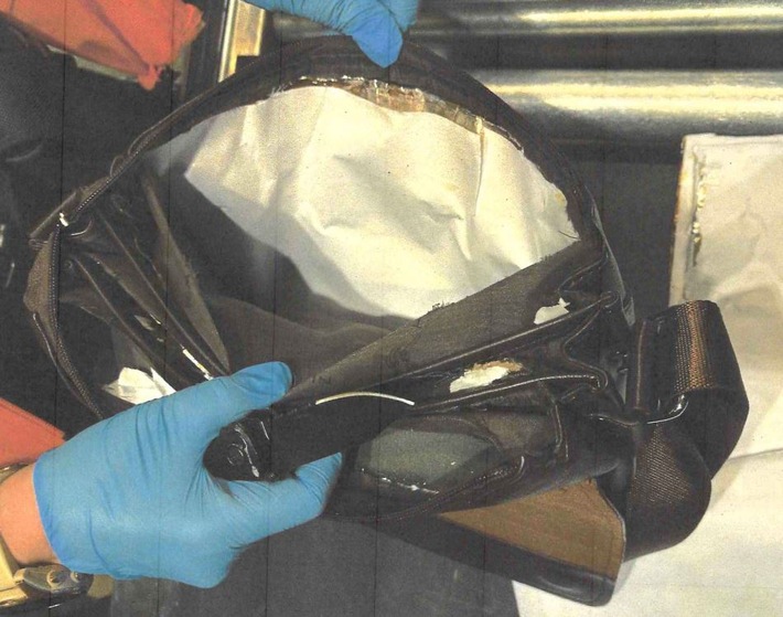 Zoll am Flughafen BER stoppt einen 44-jährigen Mann aus Polen, der 5 Kilogramm Heroin schmuggeln wollte. Ermittlungen laufen.