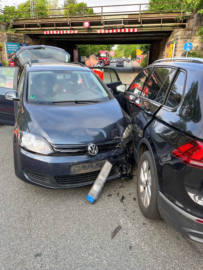 Zwei Verletzte bei Unfall in Bielefeld-Brackwede – Kinder unverletzt!