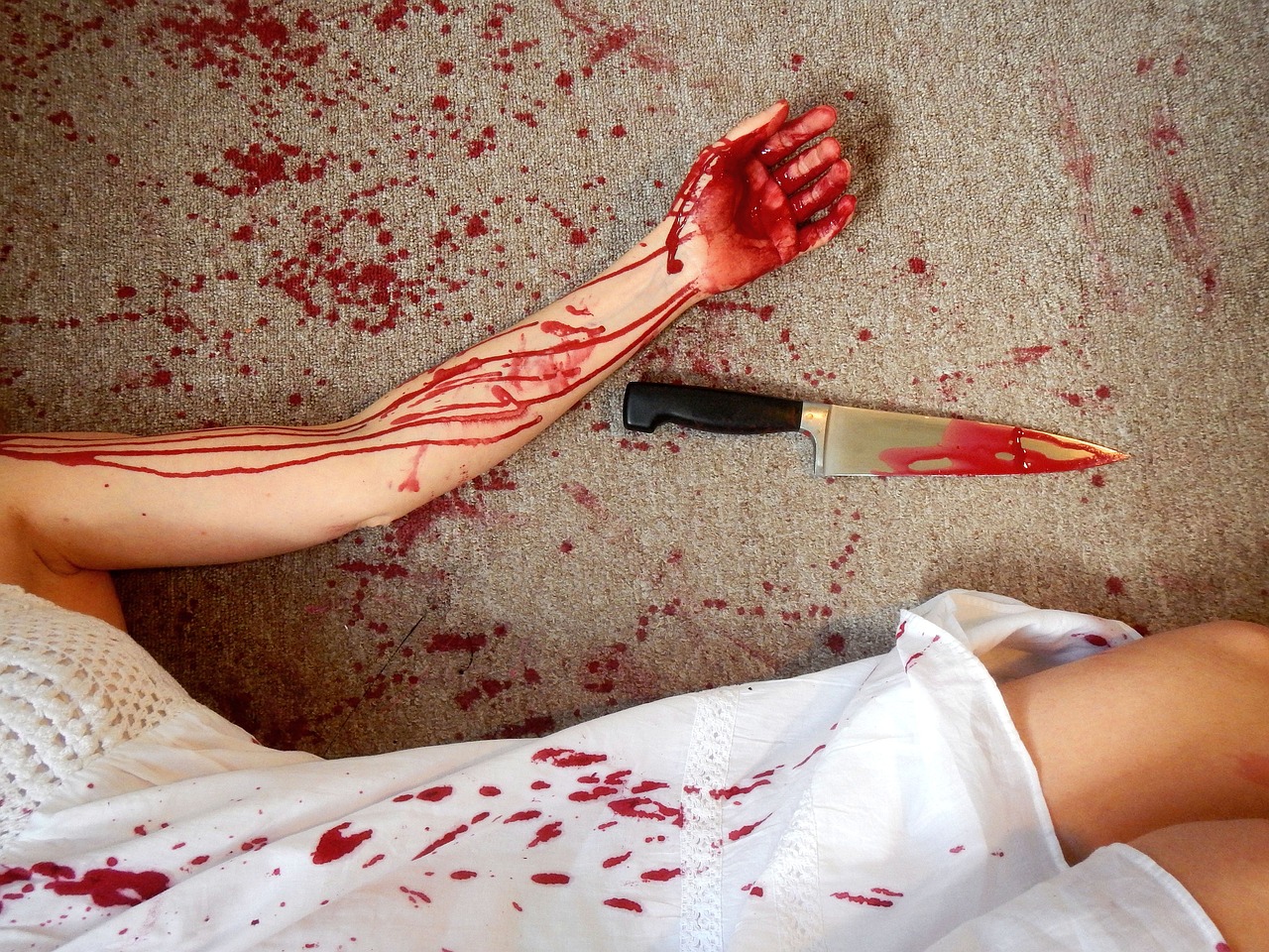 Eine Frau liegt neben einem Messer und viel Blut, wie bei dem typischen, täglichen Einzelfall