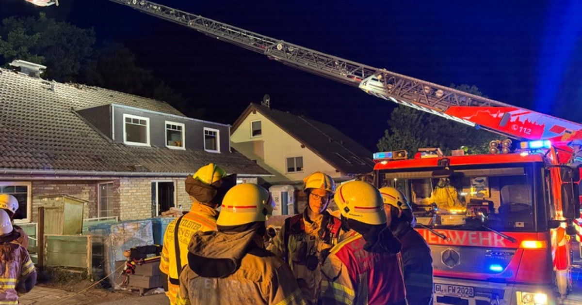 Dachstuhlbrand in Kippekausen: Feuerwehr mit Großaufgebot im Einsatz!