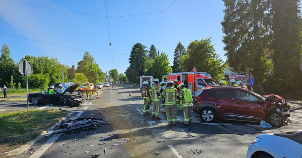 Schock in Burscheid: 14 Verletzte bei Bus-Unfall in der L188!
