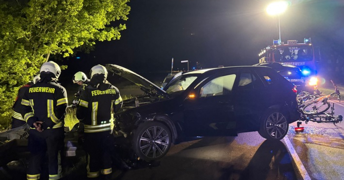 Schock in Aurich: Auto kracht gegen Leitplanke – Verletzte gerettet!