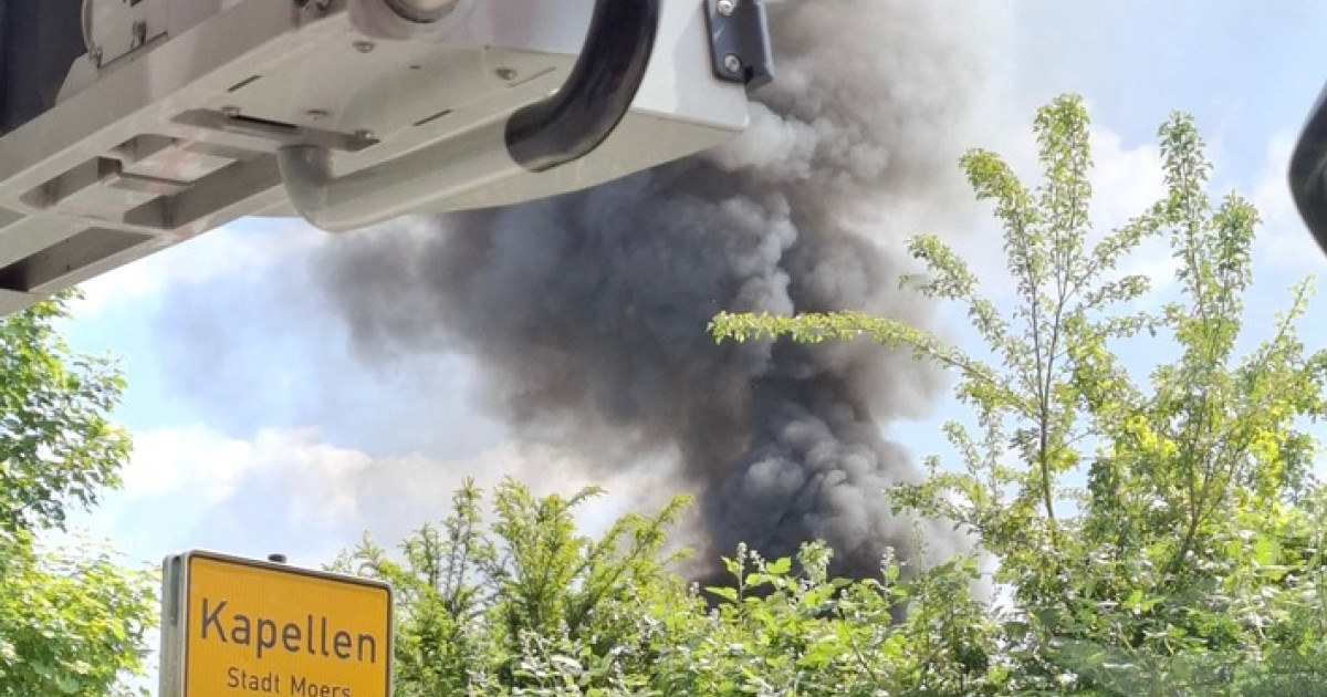 Alarmstufe Rot: Großbrand in Moers-Kapellen – Halle und Transporter in Flammen!