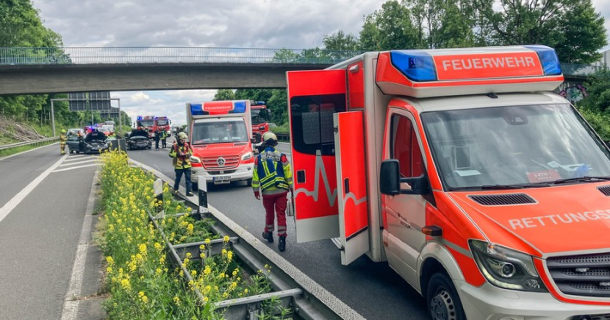 Dramatischer Unfall auf der A43: Vater mit Neugeborenen in Gefahr!