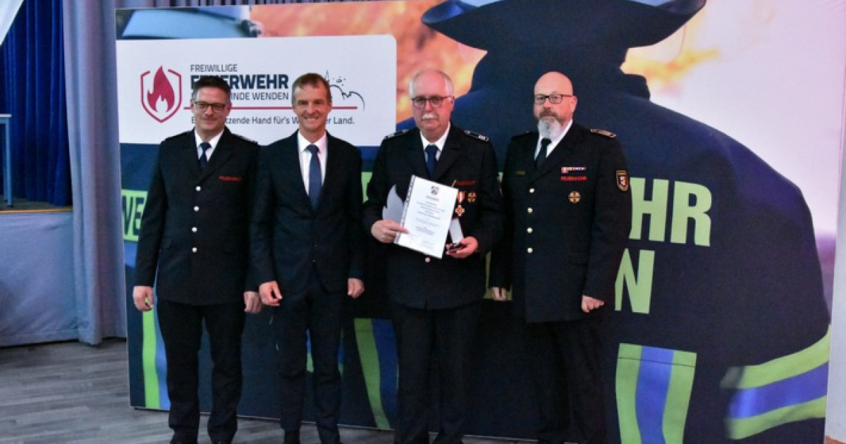 Feuerwehr Wenden feiert 50 Jahre Engagement von Wolfgang Solbach!