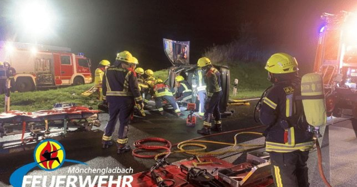 Zwei schwere Verkehrsunfälle in Mönchengladbach: Feuerwehr im Einsatz!