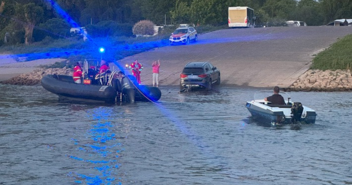 Havarie auf dem Rhein: Feuerwehr rettet manövrierunfähiges Sportboot