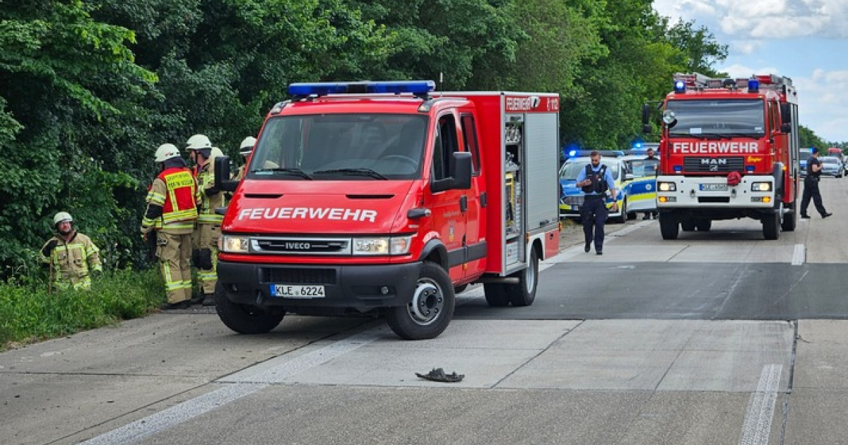 Schwerer Unfall auf A57: BMW in Flammen, vier Verletzte!