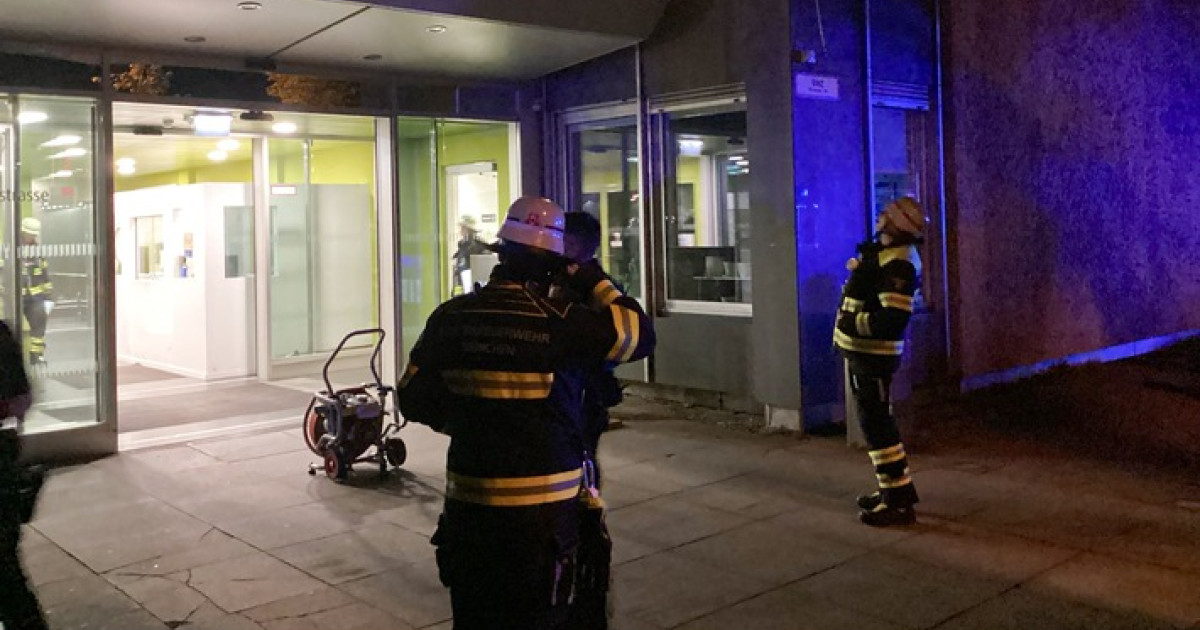 Feuerwehr-Einsatz in Nymphenburg: Kinderwagenbrand löst Evakuierung aus!