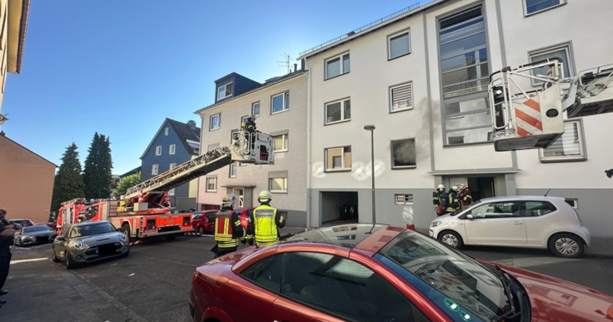 Drama in Remscheid: Großer Zimmerbrand — Feuerwehr im Einsatz!