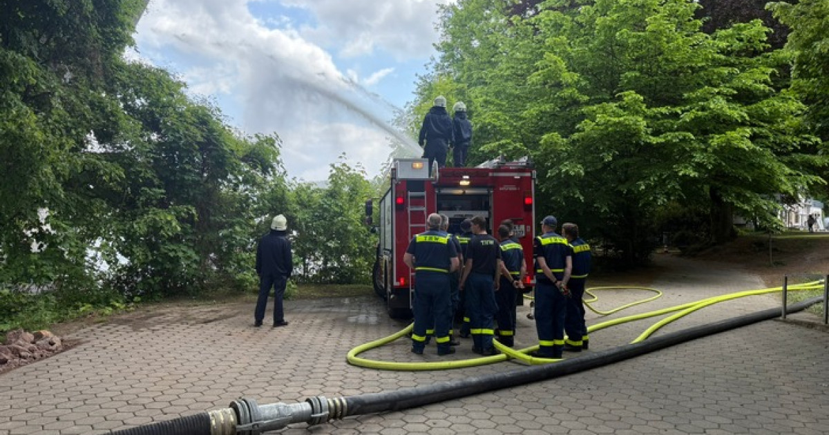 Gemeinsame Übung: Feuerwehr und THW meistern Wasserrettung am Seilersee!