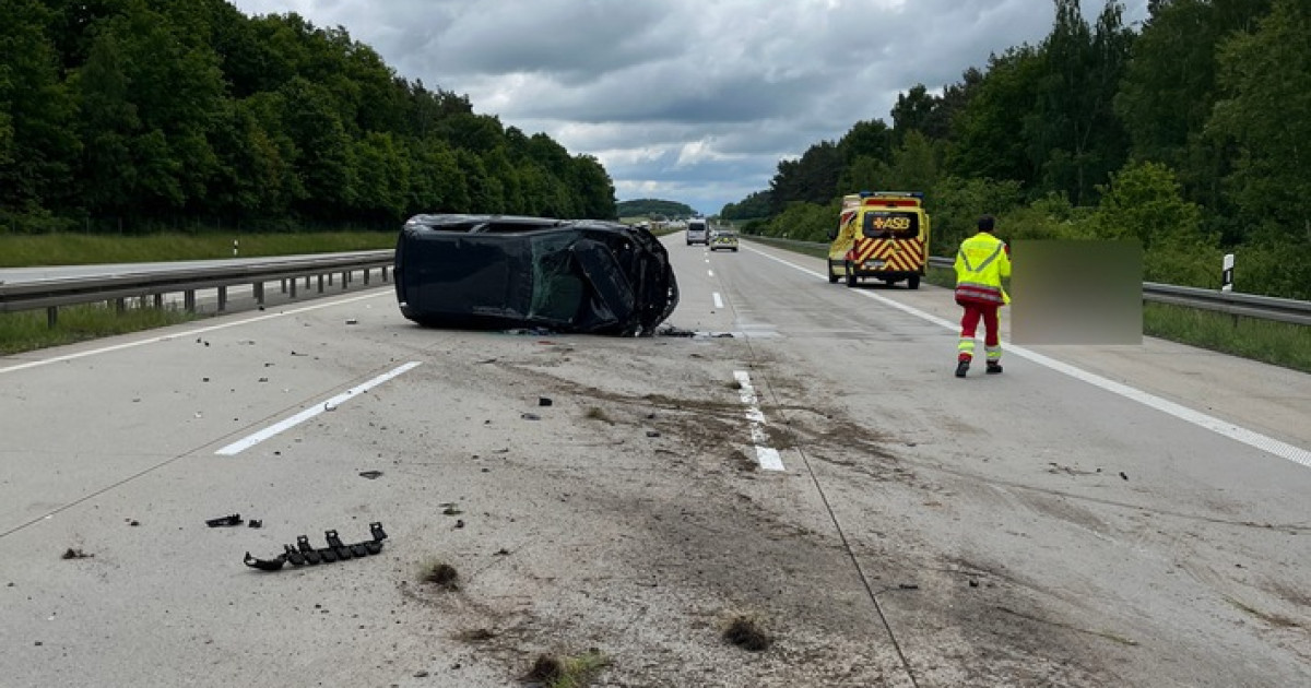 VW überschlägt sich auf A4 – Fahrer flüchtet nach Unfall!