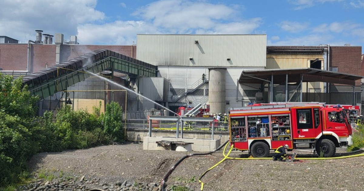 Feuerwehreinsatz in Arnsberg: Brennendes Förderband fordert 126 Helfer!