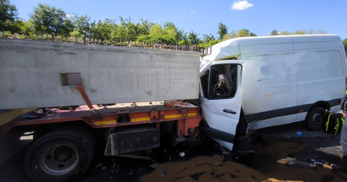Schwerer Verkehrsunfall auf A3: Transporter kracht in Lkw! Ein Verletzter!