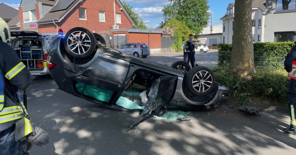 Verkehrsunfall auf der Dieselstraße: Fahrer rammt Baum und überschlägt sich!