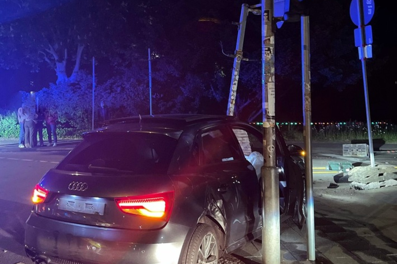 Zeugen gesucht: Autofahrer verunglückt und flieht nach Crash in Aachen!
