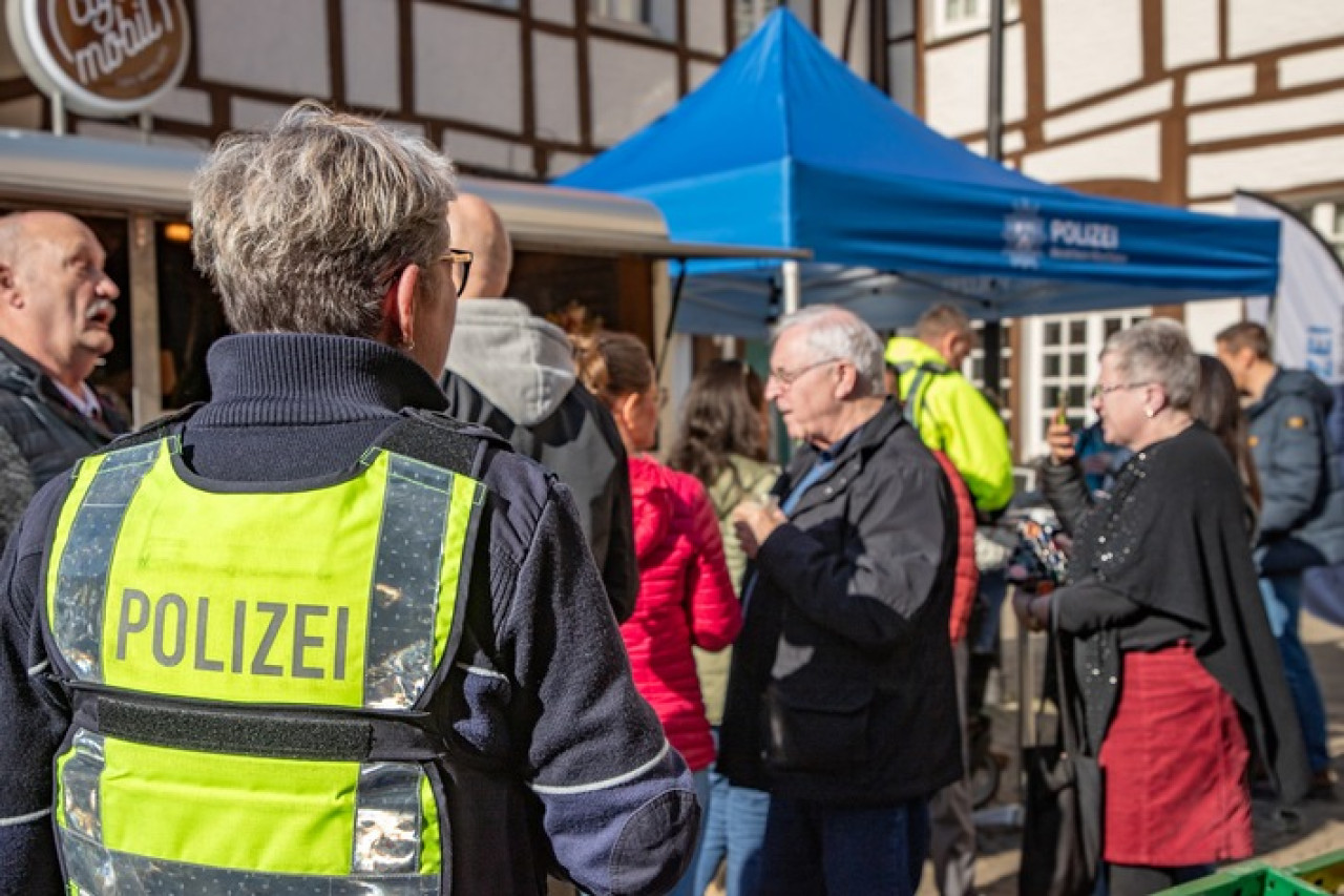 UNgefiltert: Ihre Fragen direkt an die Polizei auf dem Wochenmarkt!
