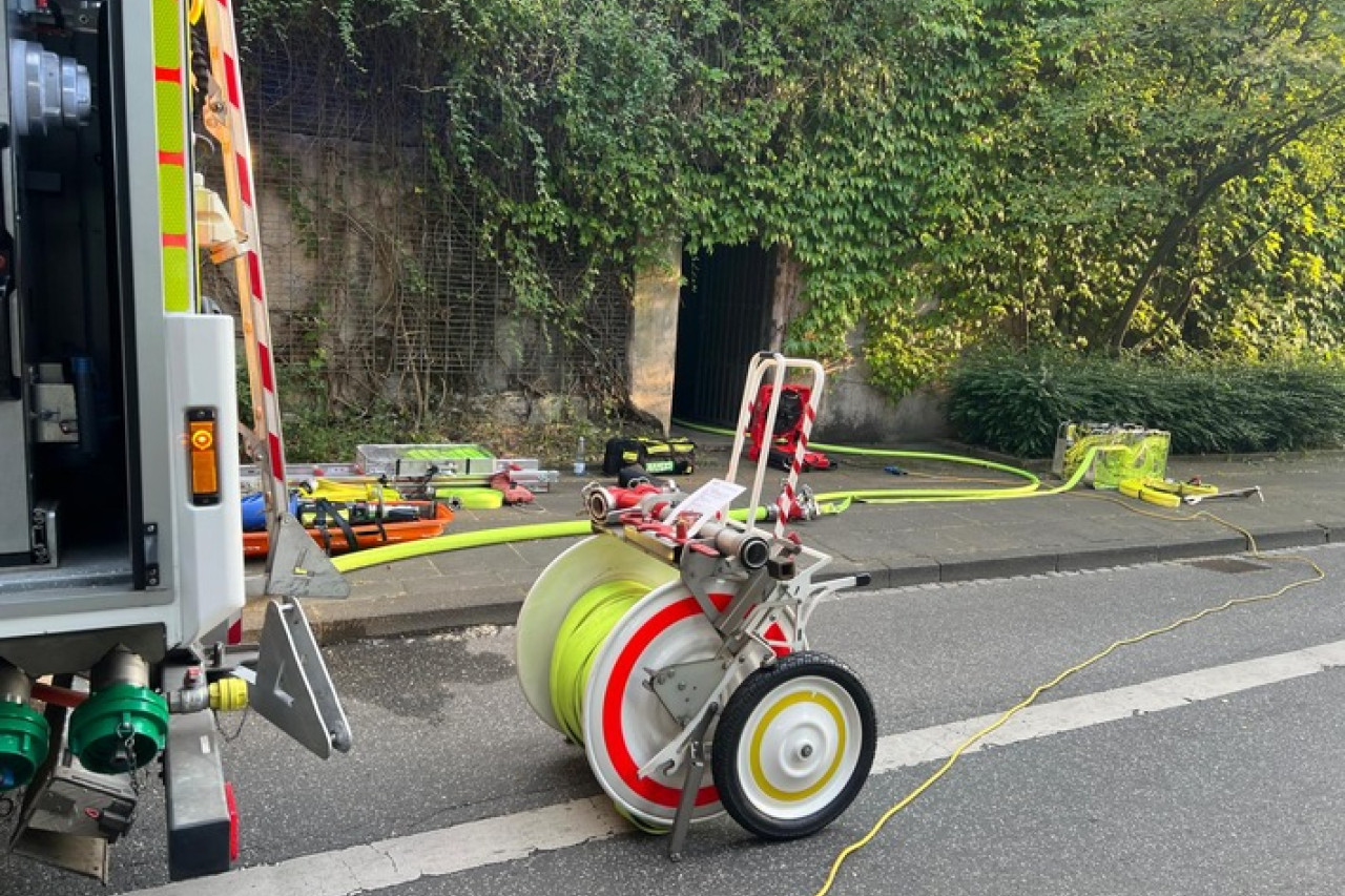 Rätselhafter Rauch aus Hochbunker: Feuerwehr Bonn im Alarmmodus!