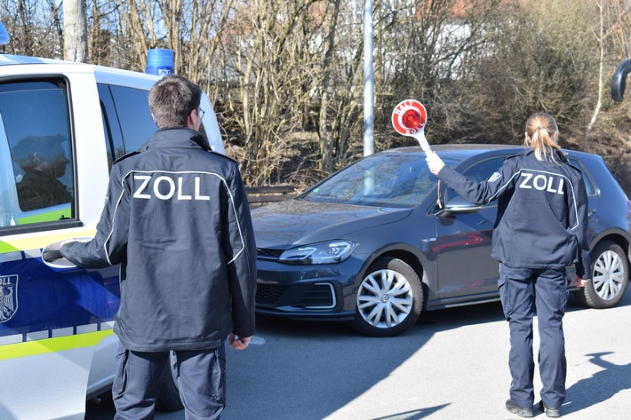 Zoll prüft Taxibetriebe in Augsburg: Mindestlohn und Sozialversicherung im Fokus!