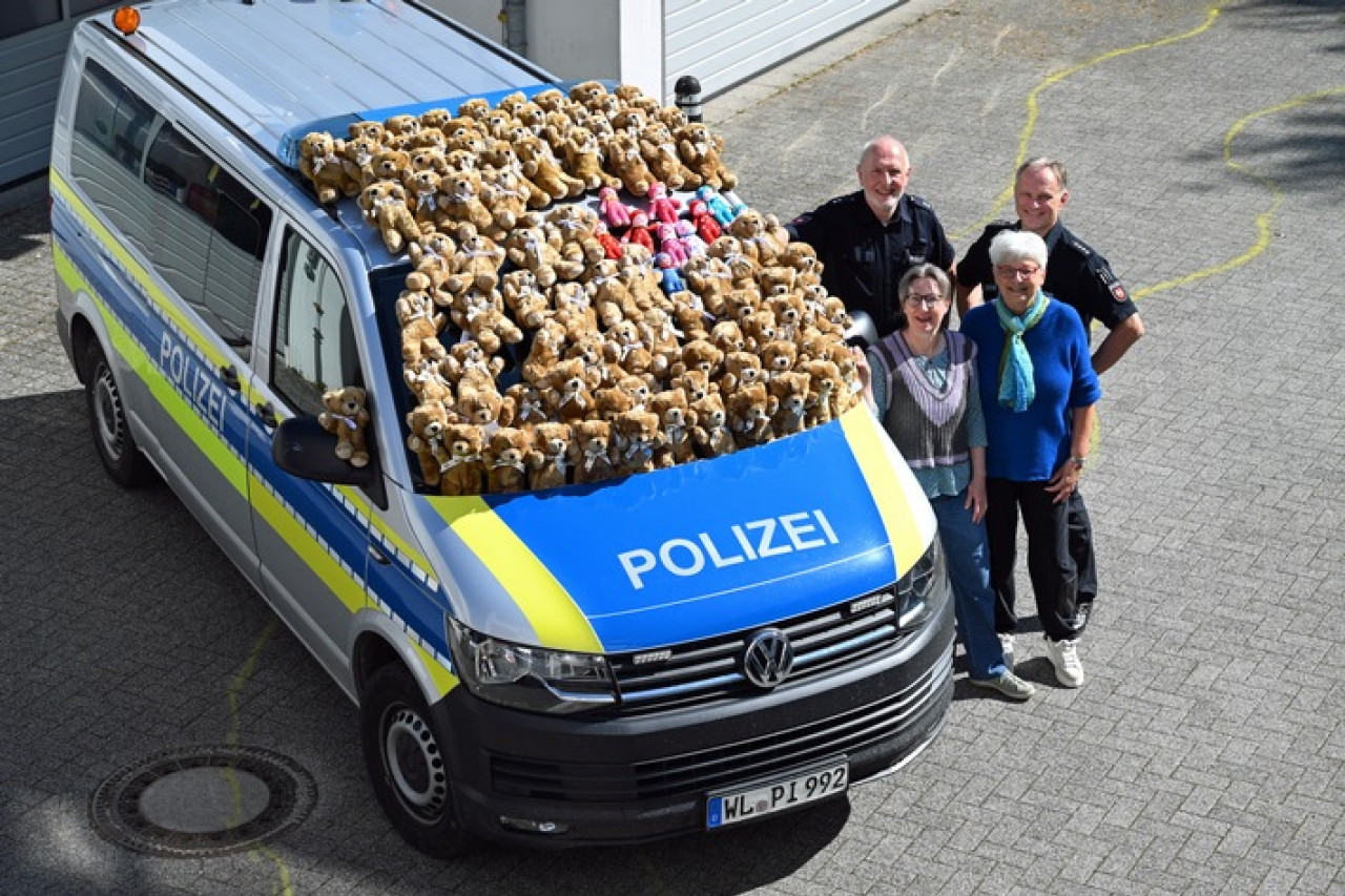 Polizei Harburg erhält 75 Trostteddys: Ein starkes Zeichen für Kinder!