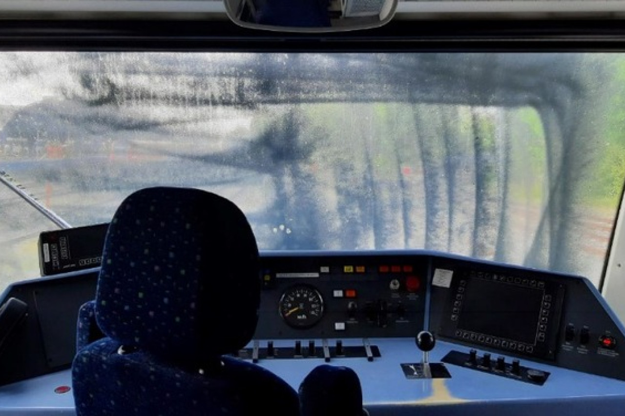 Vandalismus in Bad Lobenstein: Triebwagen-Frontscheibe mit Graffiti beschmiert!