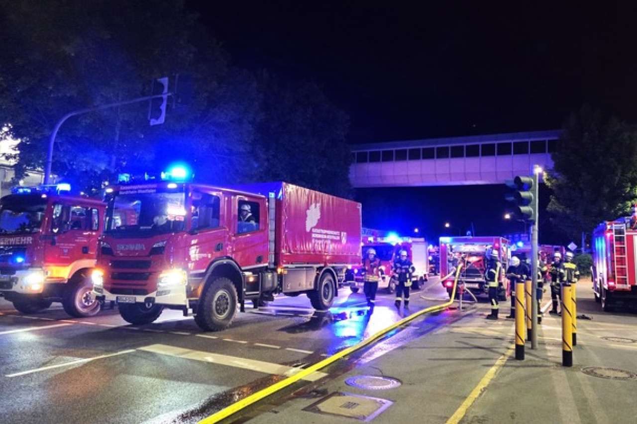 Großeinsatz der Feuerwehr Arnsberg: Chemieunfall in Hygienepapier-Fabrik!