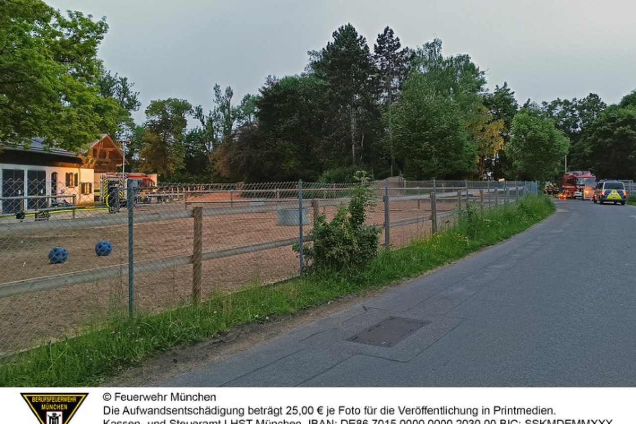 Brand in Münchens Reiterstaffel: Fahrzeuge zerstört, Tiere gerettet!