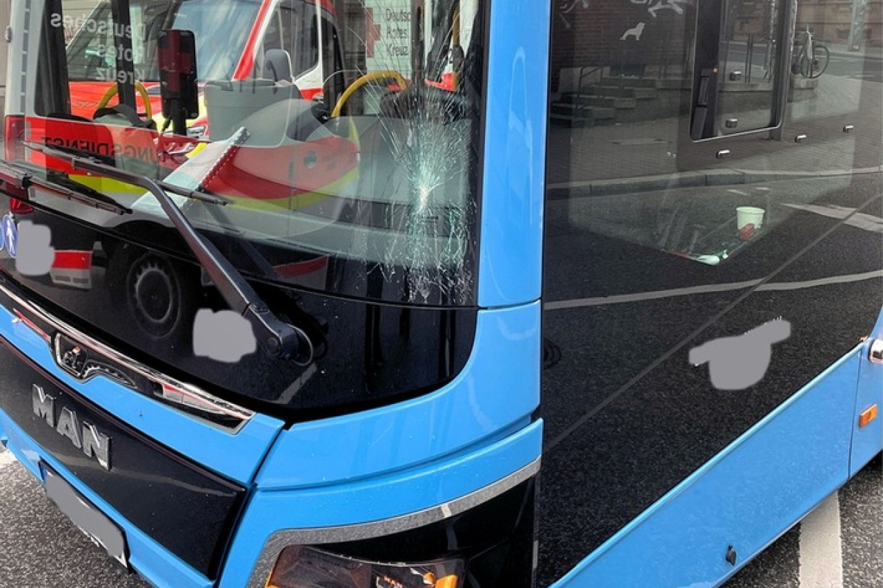Busunfall in Kaiserslautern: 18-jährige Fußgängerin schwer verletzt!