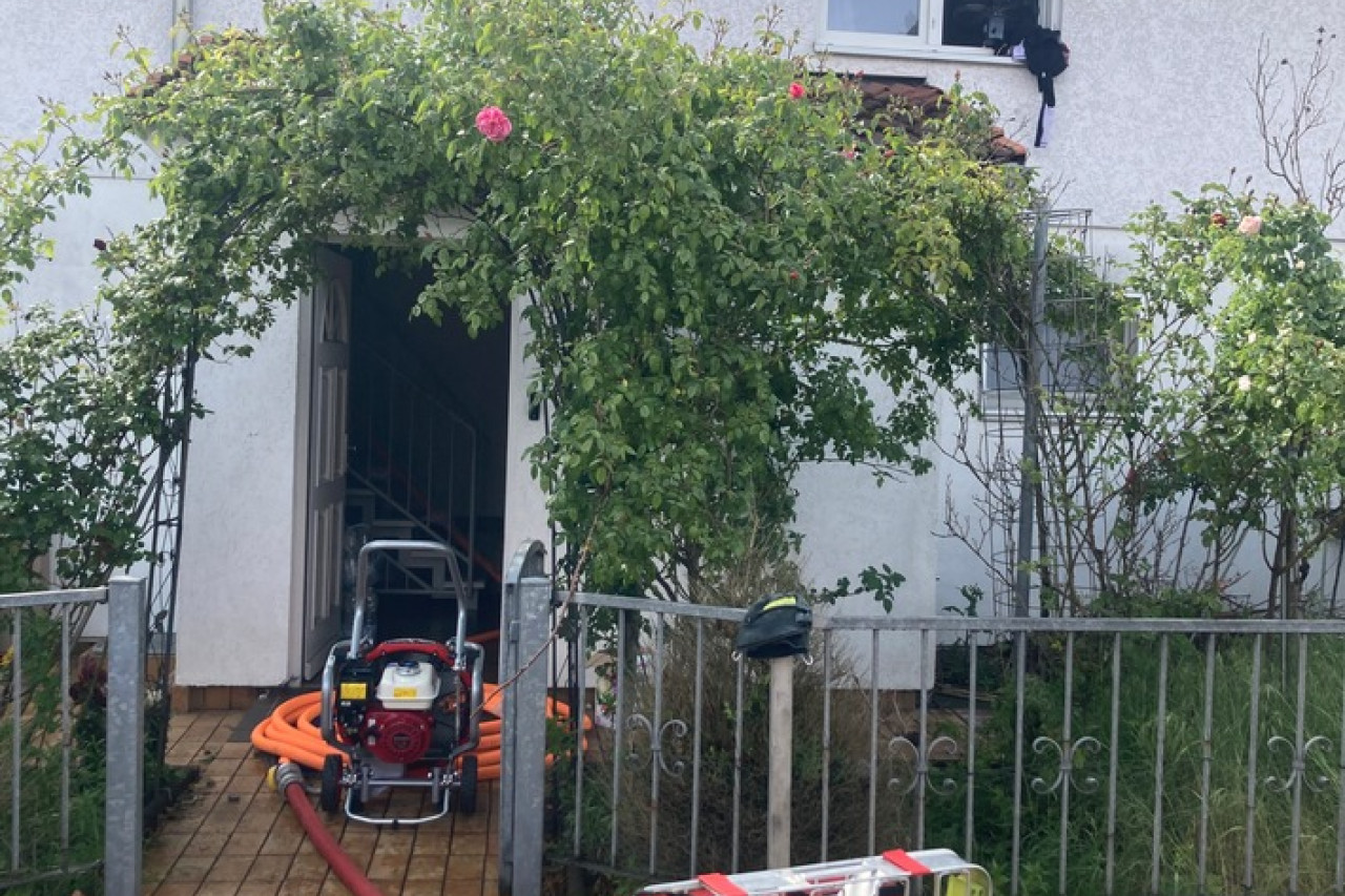 Feuerwehr rettet Uetersen vor Dachstuhlbrand – heroischer Einsatz am Nachmittag!