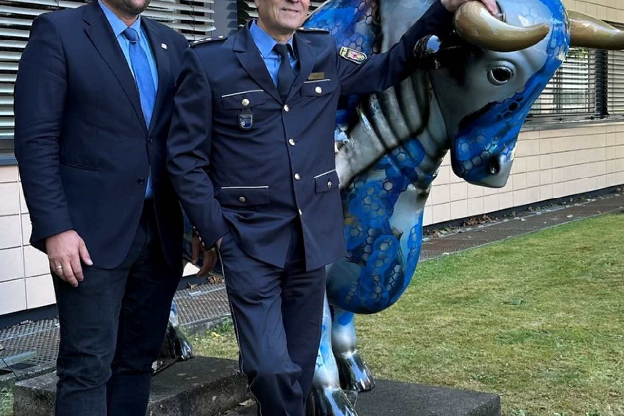 Neuer silber-blauer Stier begeistert vor der Polizeidirektion Pirmasens