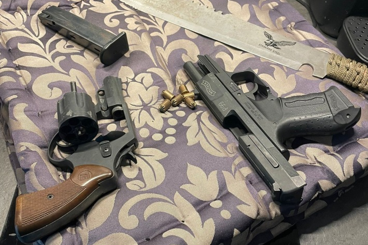 Zoll entdeckt Machete und illegale Waren im Sonnenstudio in Niederkassel!
