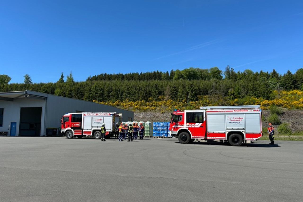 Jugendfeuerwehr Lennestadt trainiert großflächige Brandbekämpfung!