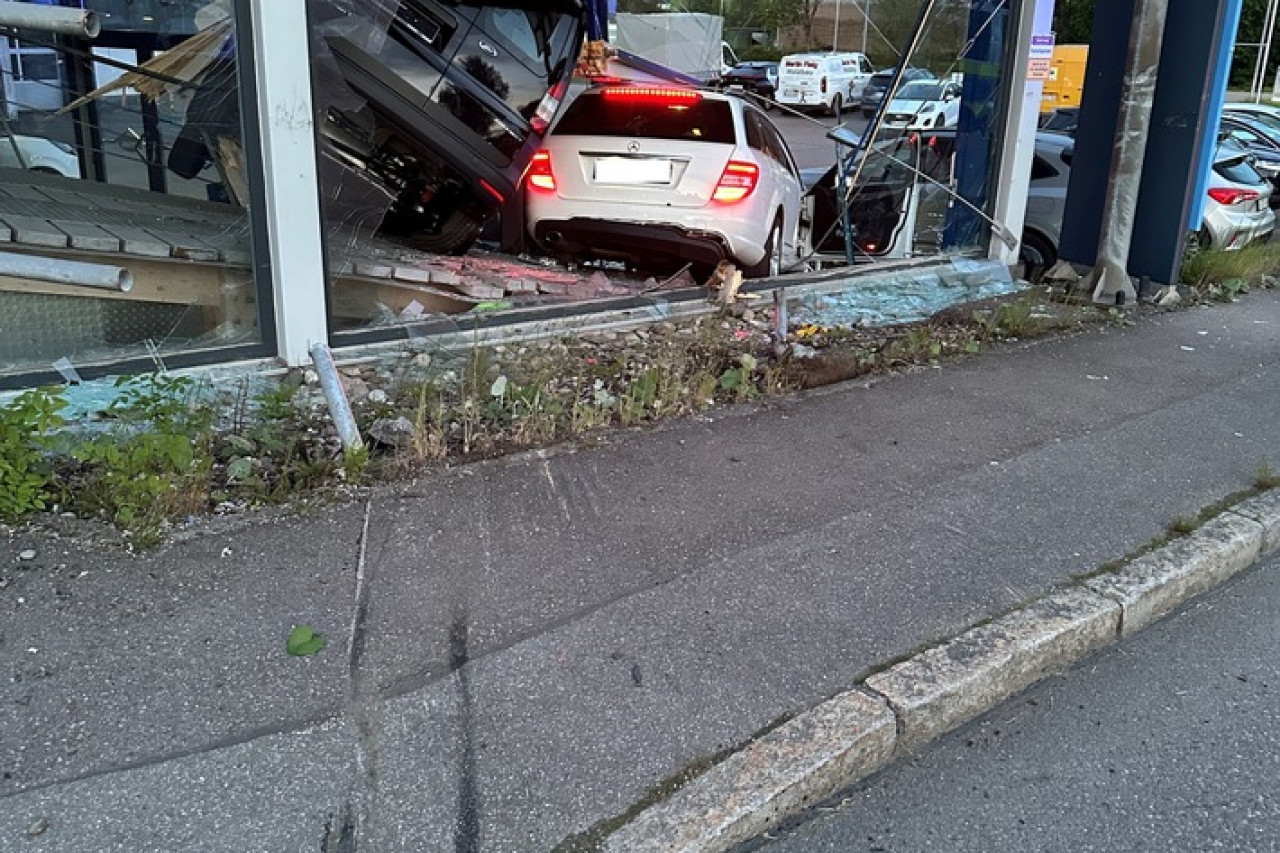 Teenager verursacht schweren Verkehrsunfall – Flucht vor Kontrolle!