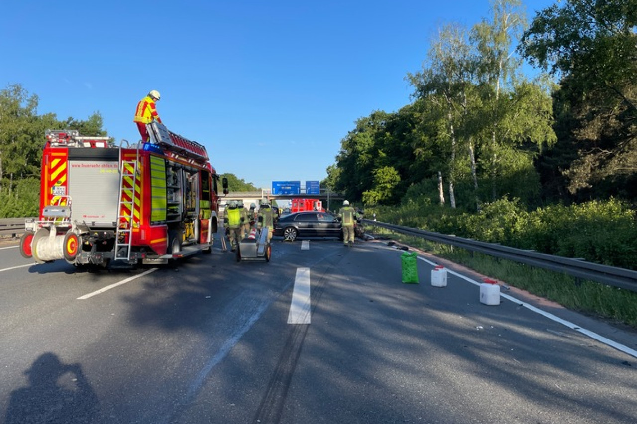 Schrecklicher Unfall auf A7: Feuerwehr rettet Fahrer aus PKW!