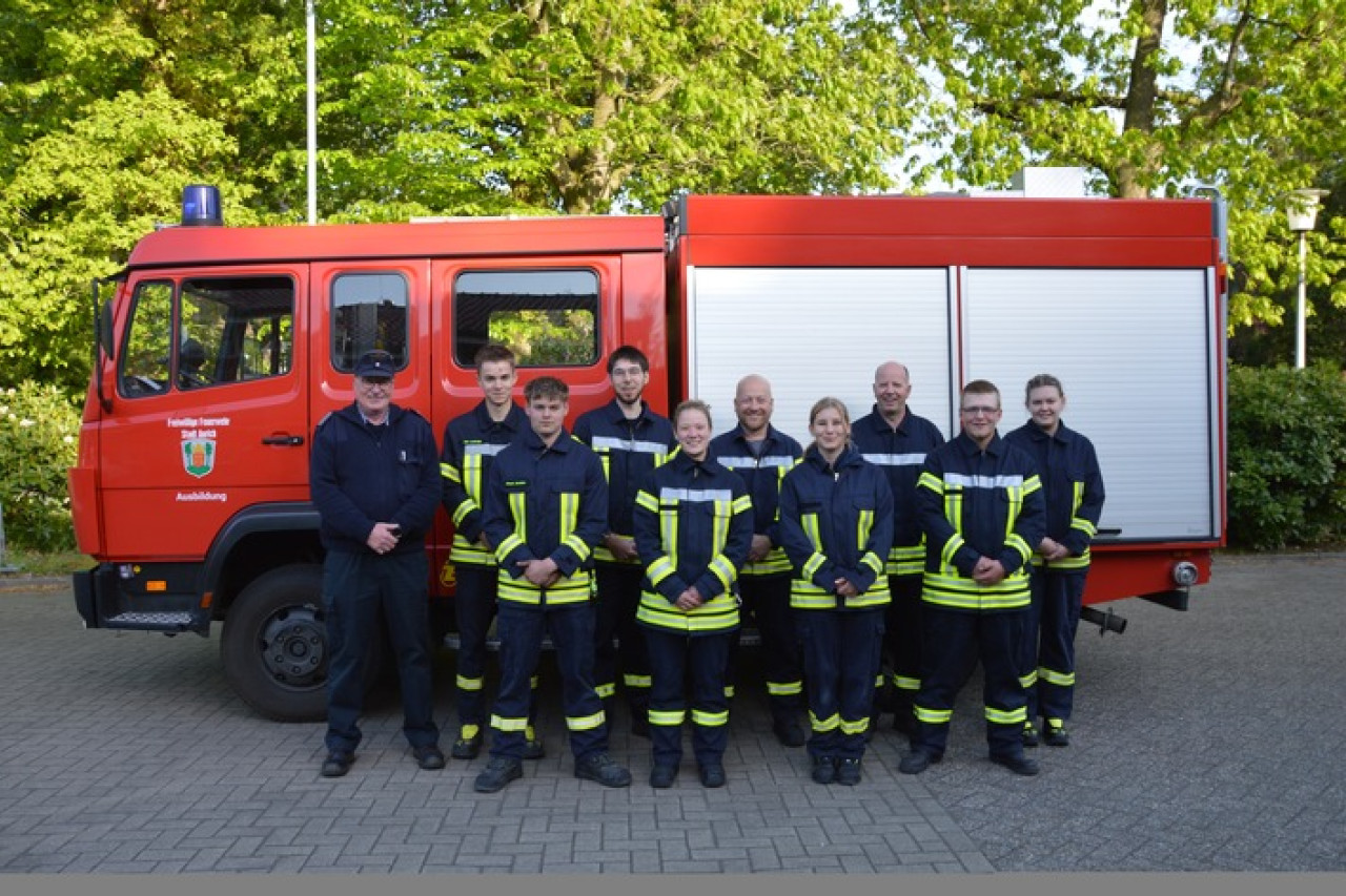 18 neue Feuerwehrhelden: Aurichs Retter starten ihre Ausbildung!