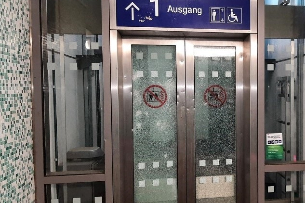 Vandalen verwüsten Fahrstuhl im Bahnhof Hungen – Zeugen dringend gesucht!