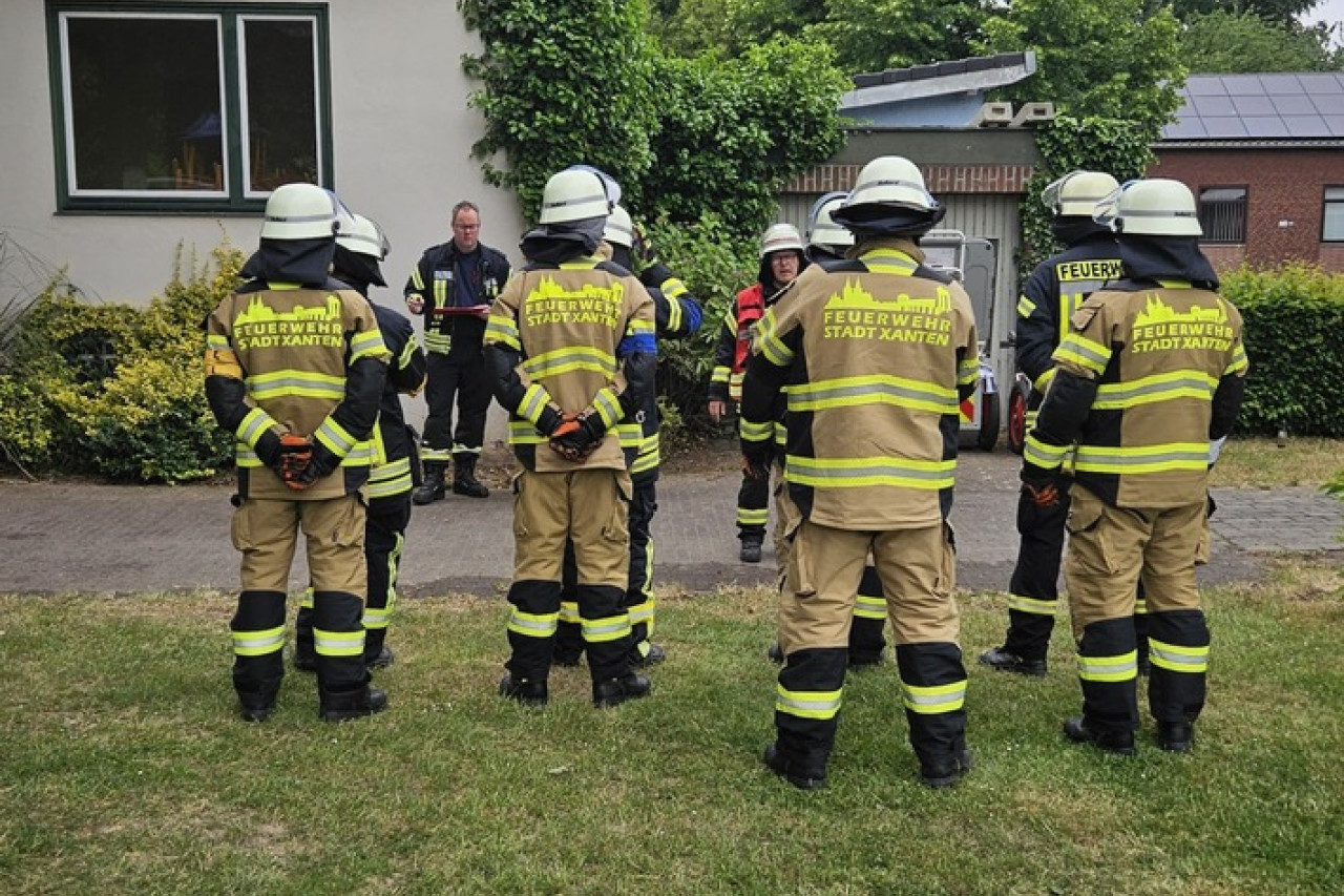Freiwillige Feuerwehr Alpen: 15 neue Feuerwehrleute nach Grundlehrgang!