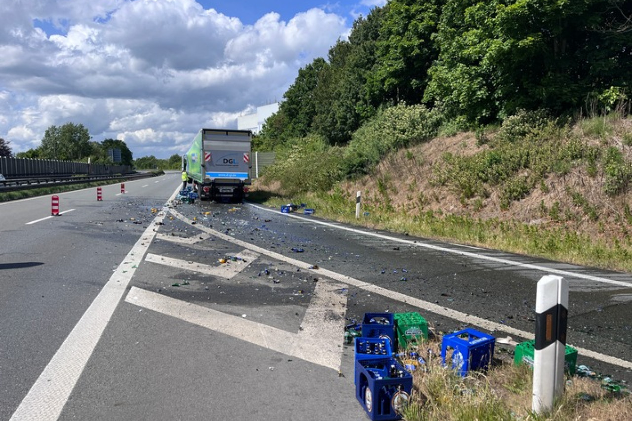 Ladungschaos auf A28: Getränkelaster sorgt für Stau bei Westerstede!