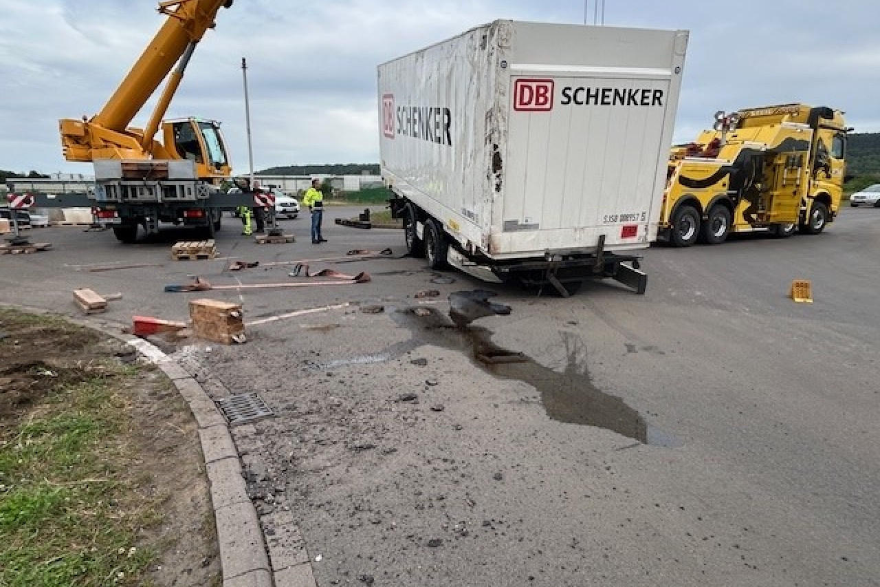 Lkw-Unfall im Trierer Hafen: Gefahrgut-Anhänger kippt um!