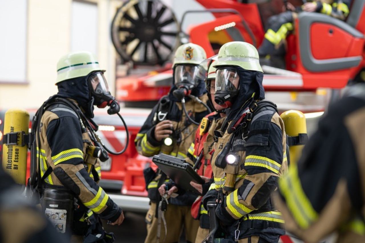 Kellerbrand in Bochold: Feuerwehr rettet Bewohner aus Rauch!