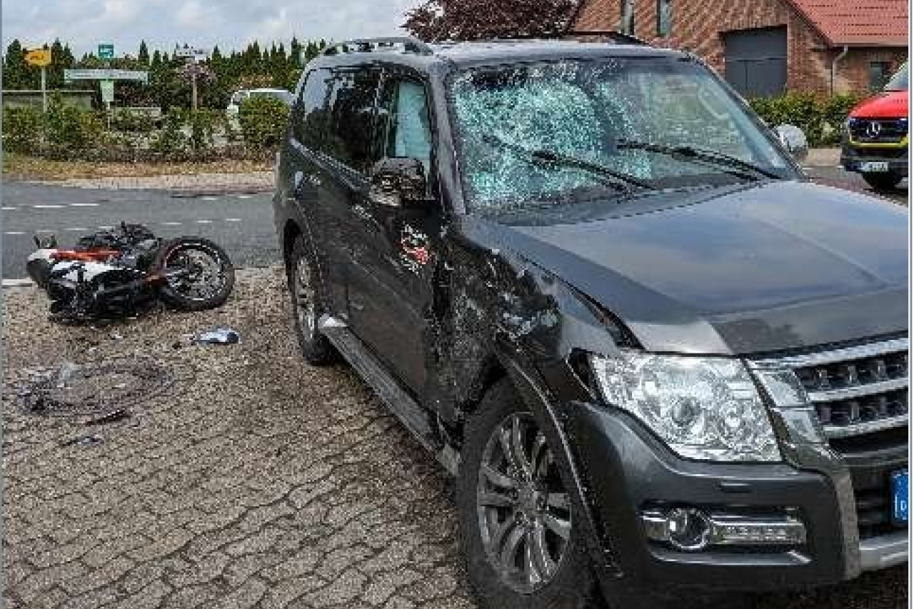 Schwerer Motorradunfall in Wiefelstede: Bikerin kämpft um ihr Leben!